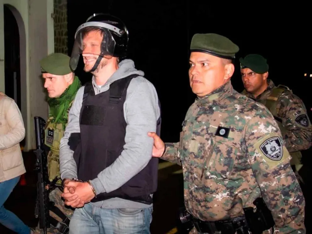 Germán Kiczka llegando a la Comisaría en Apóstoles