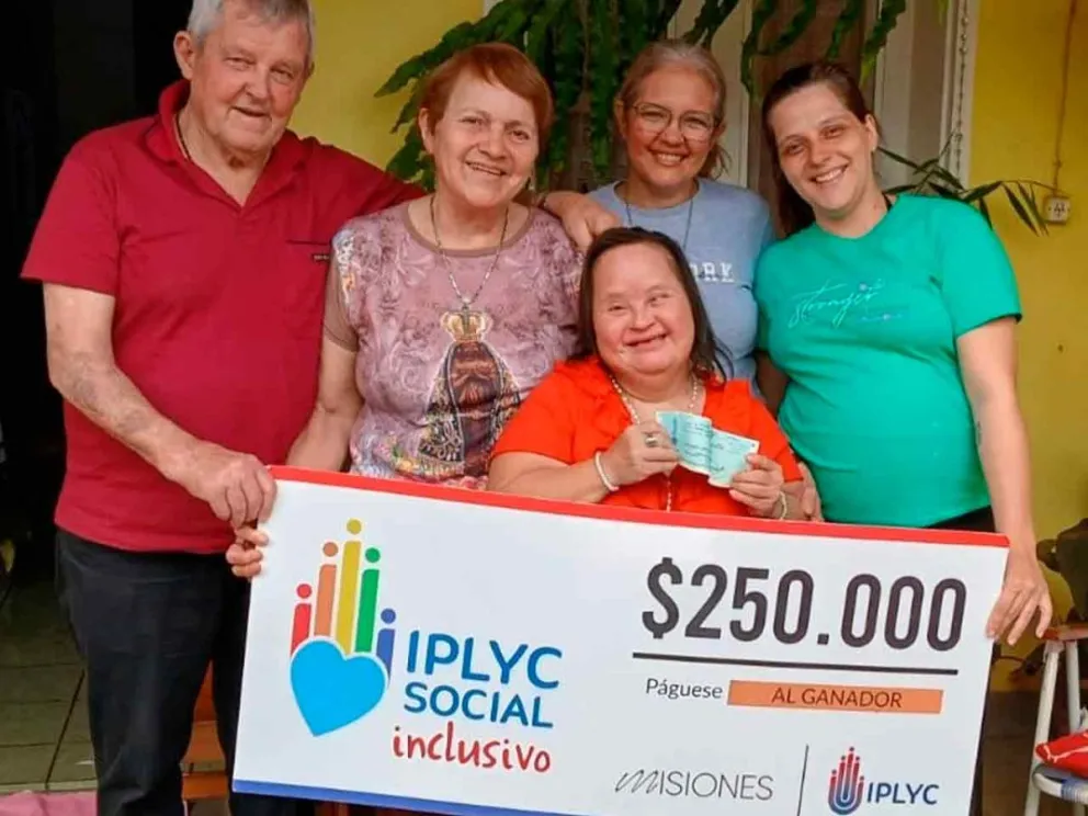 La flamante ganadora junto a su familia 