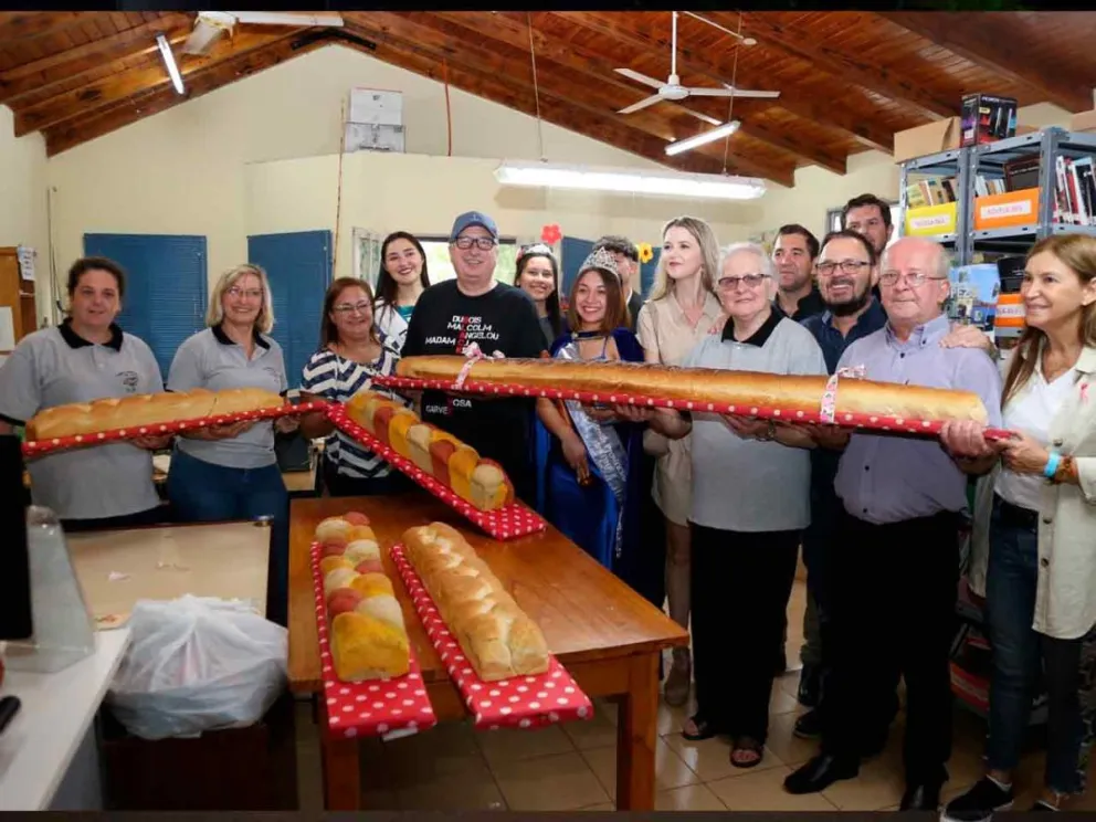 El Gobernador junto a vecinos en la Fiesta Provincial del Pan