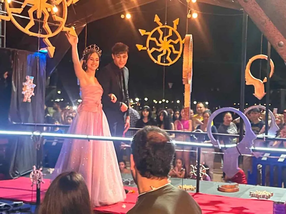 Los reyes del Bachillerato Humanista contagiando con su alegría al público presente