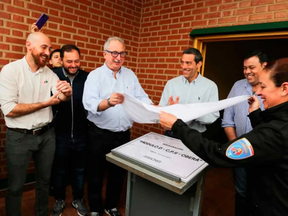 Autoridades descubriendo la placa del nuevo complejo 