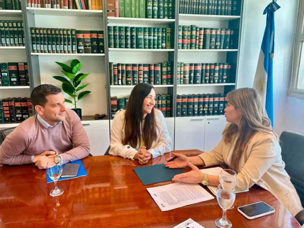 Rojas Decut y el equipo de Samsung en reunión