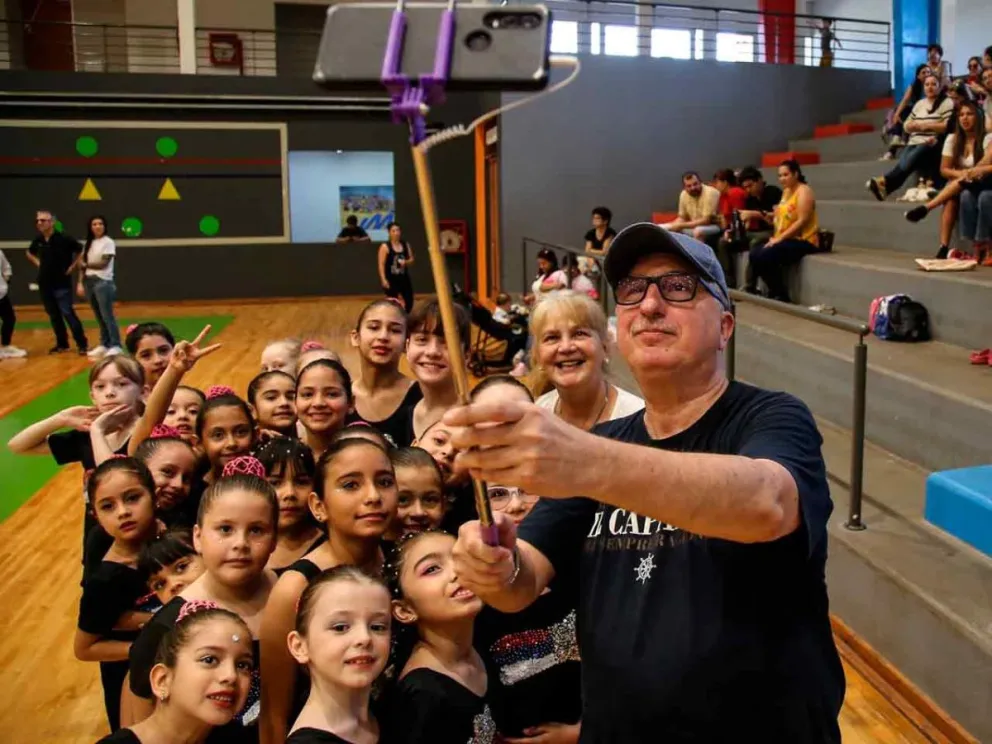 El Gobernador junto a gimnastas participantes 