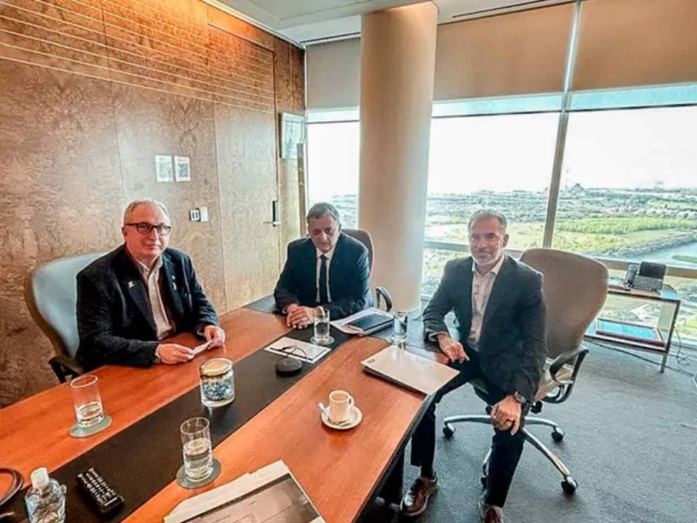 Hugo Passalacqua en reunión con funcionarios de YPF 