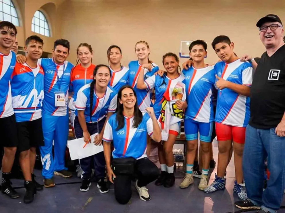 El Gobernador junto a los deportistas de la Tierra Colorada