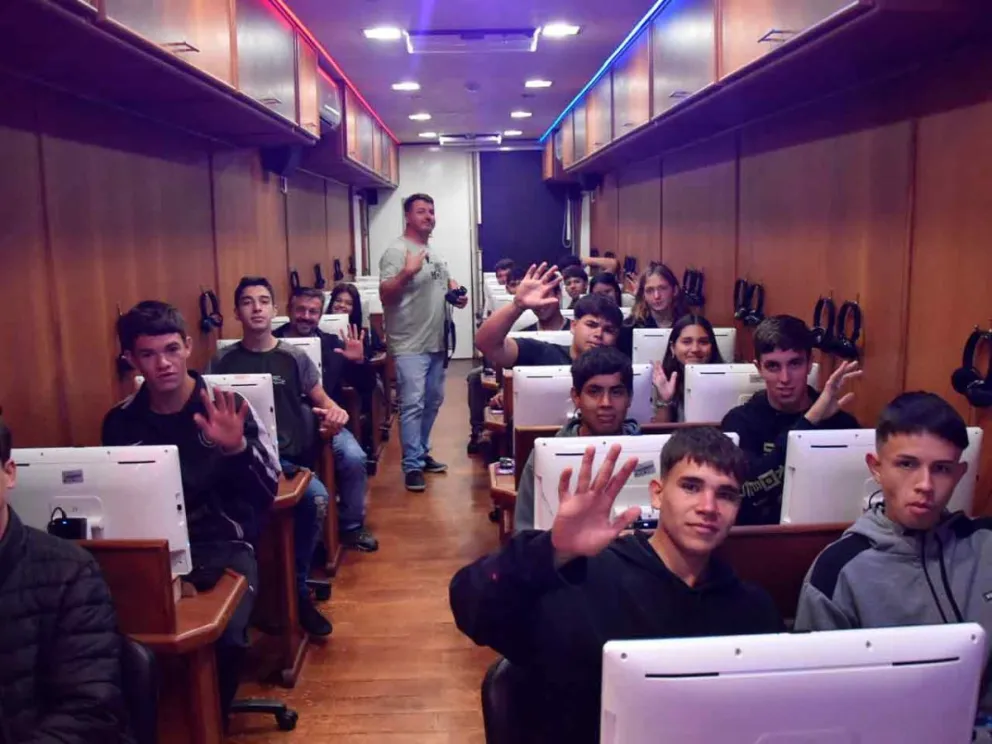 Alumnos del Centro Educativo Polimodal Nº 42