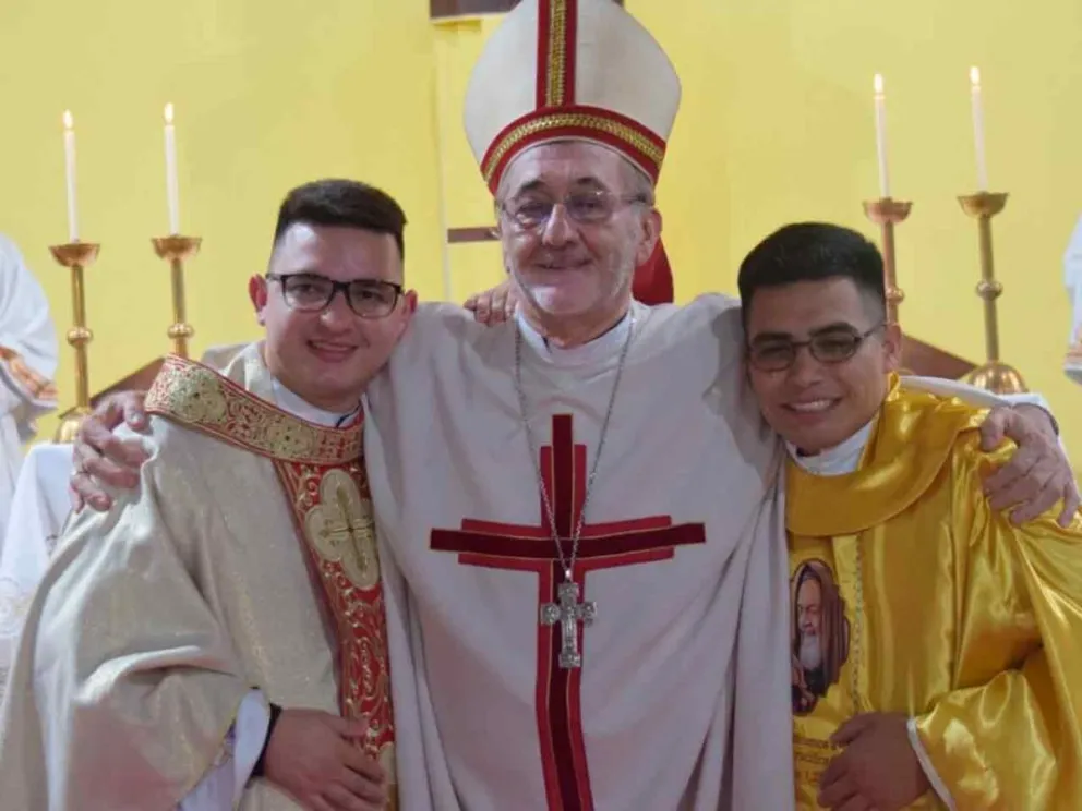 Monseñor Martínez junto a los sacerdotes
