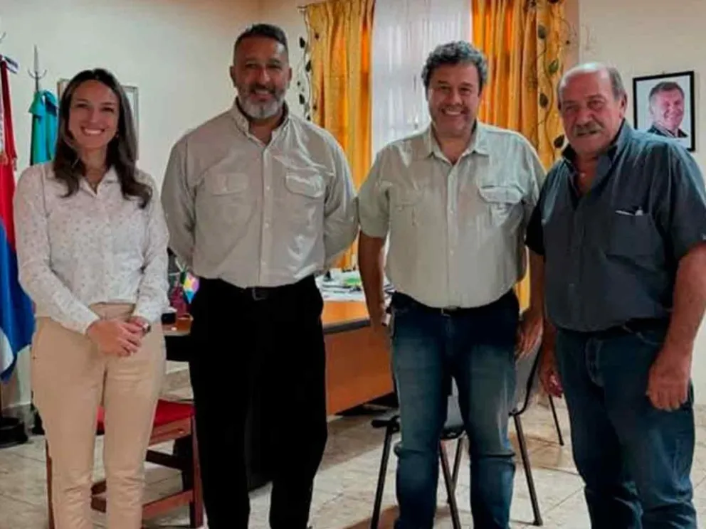 Romina Faccio junto a autoridades de la DNV