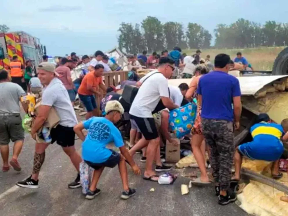 Triste postal de los vecinos llevándose la mercadería