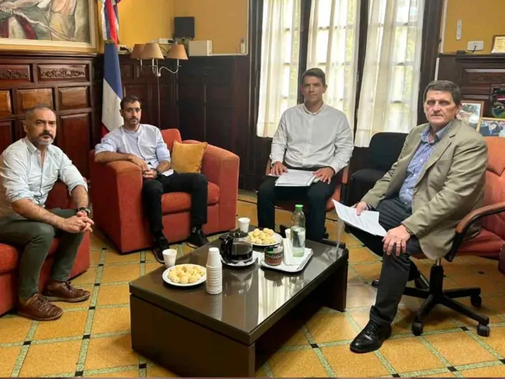 Adolfo Safrán y autoridades durante el encuentro