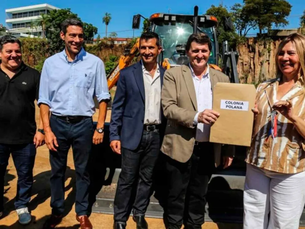 El ministro Safrán en la entrega de maquinarias 