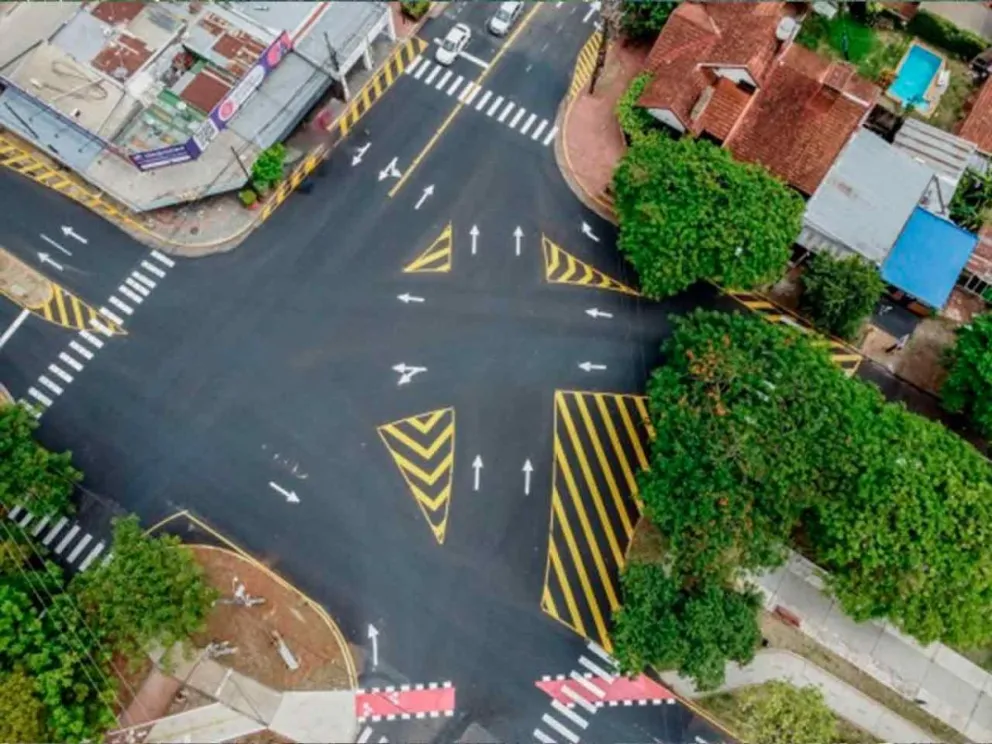 Se colocaron líneas de cebrado y flechas indicativas