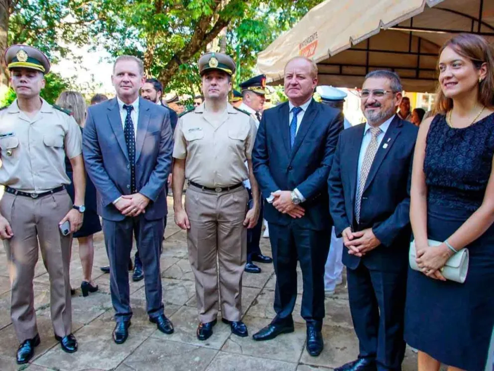 Autoridades en el acto central 