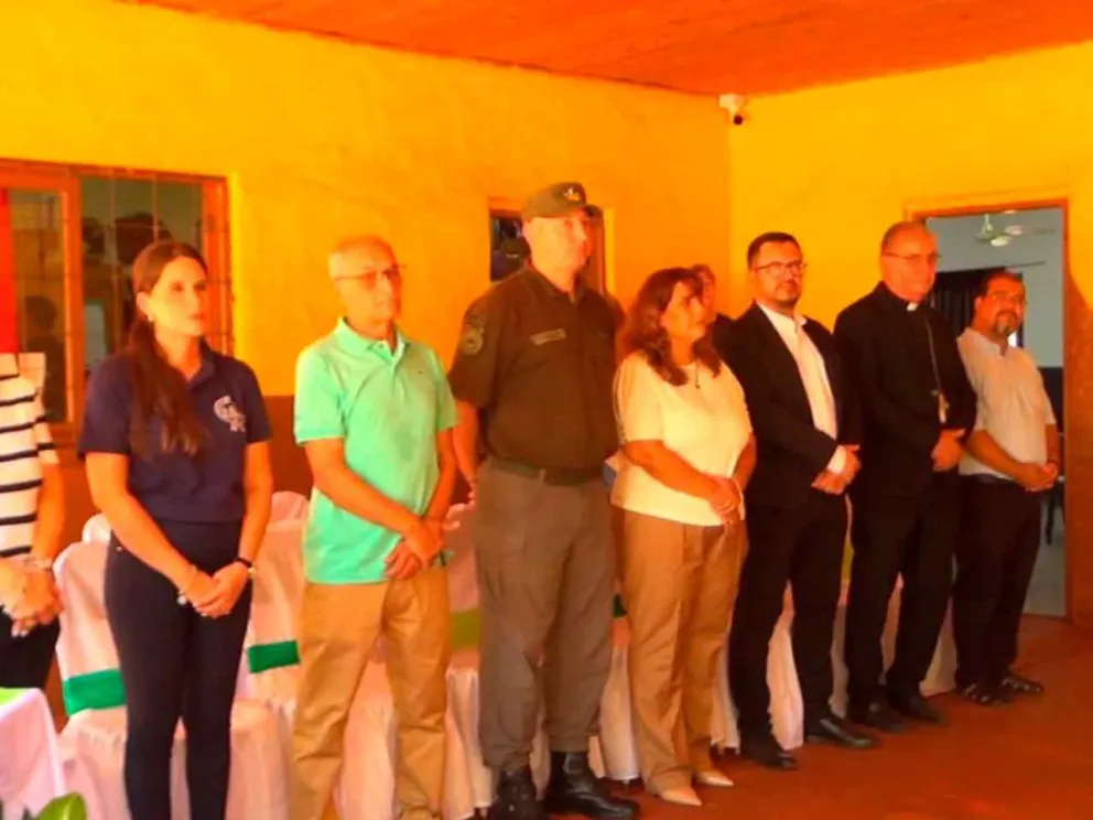 Autoridades en la apertura del centro educativo 