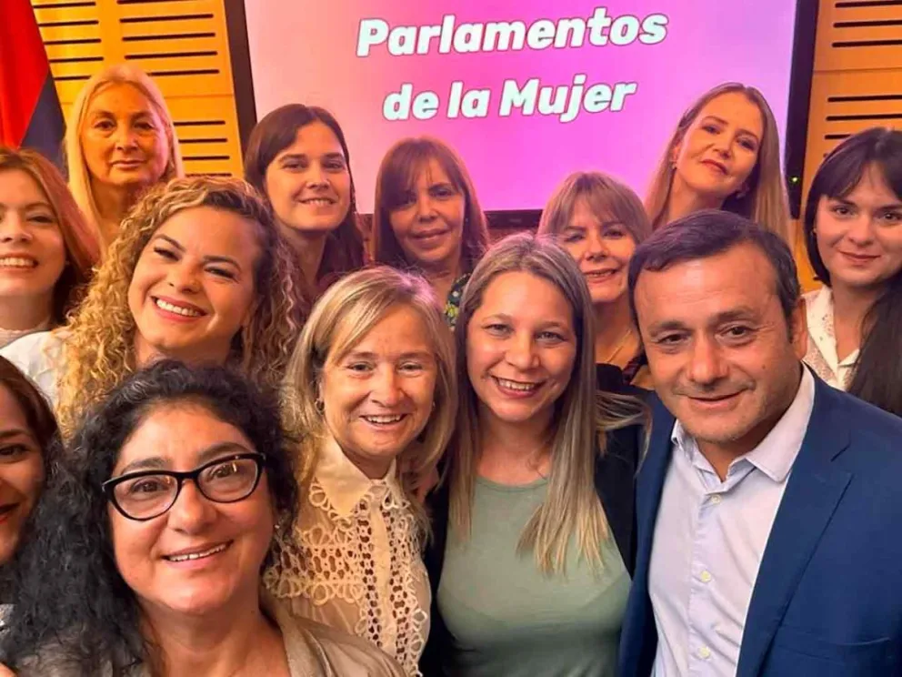 Oscar Herrera Ahuad y participantes del Parlamento 