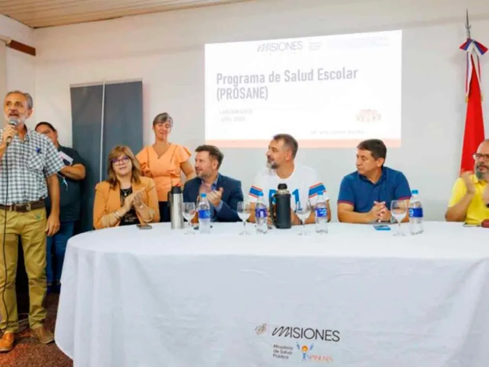 Autoridades durante el acto de lanzamiento