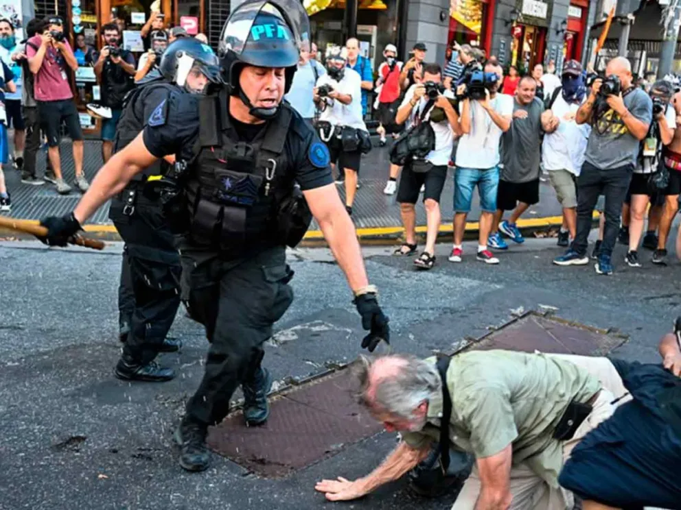 La intervención policial dejó numerosos heridos