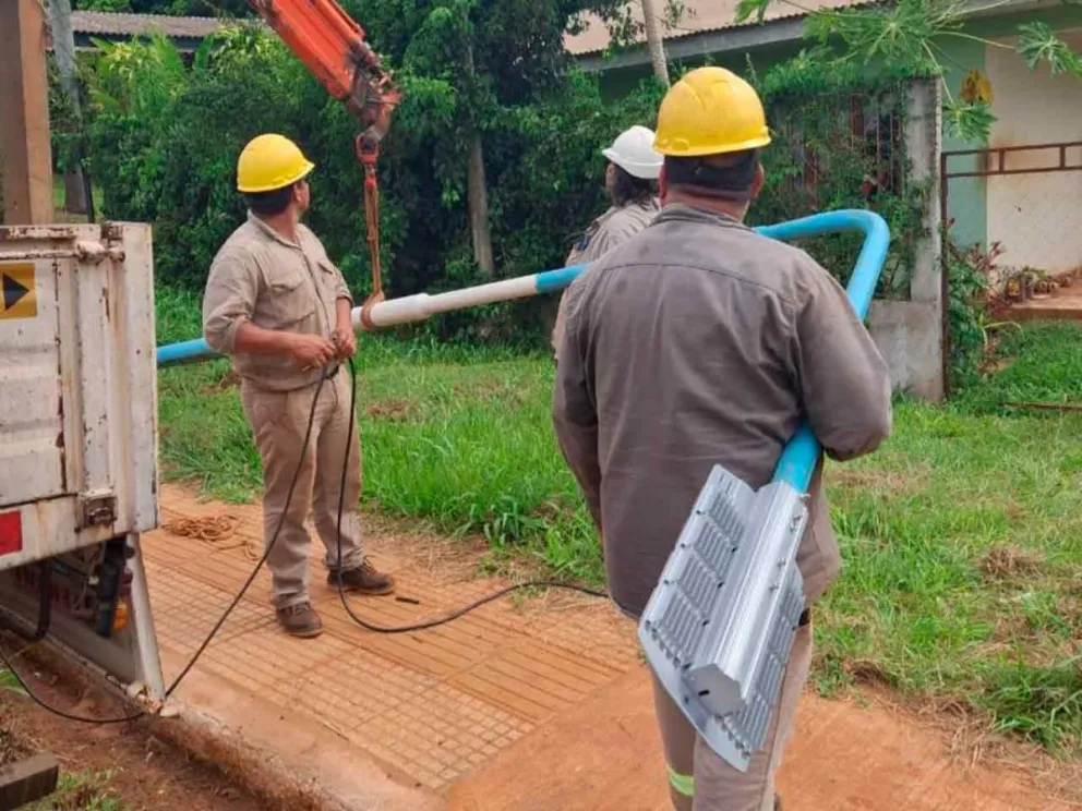 Instalaron siete jirafas y quince artefactos LED