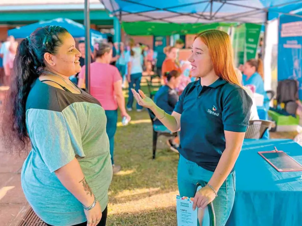 Brindó infomación a los vecinos