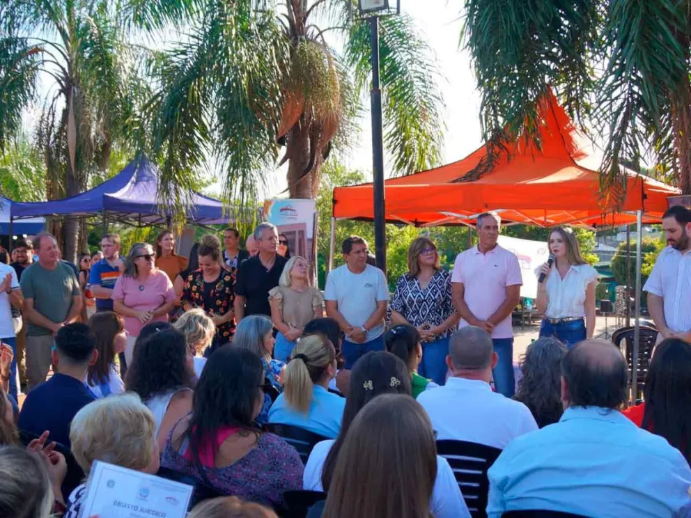 Celebró la contribución de las mujeres al desarrollo de la comunidad