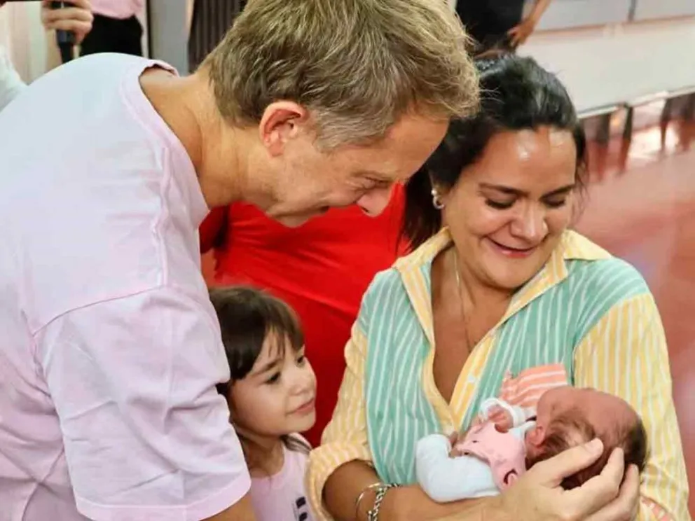 Benmaor junto a la beba y su madre