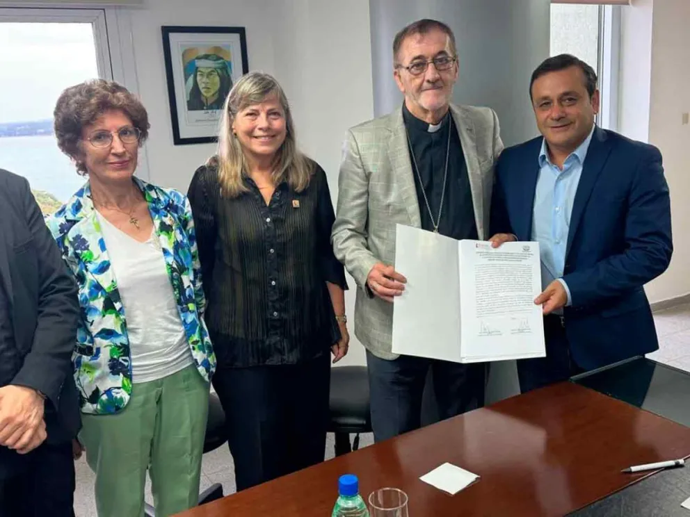 Autoridades en la firma de la prórroga del acuerdo