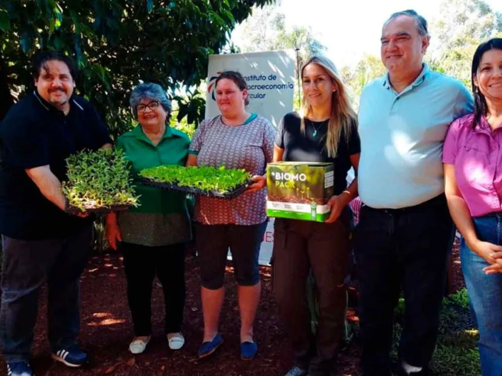 Roque Gervasoni junto a beneficiados 