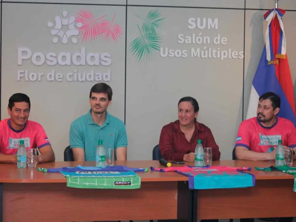 Autoridades durante el acto de lanzamiento