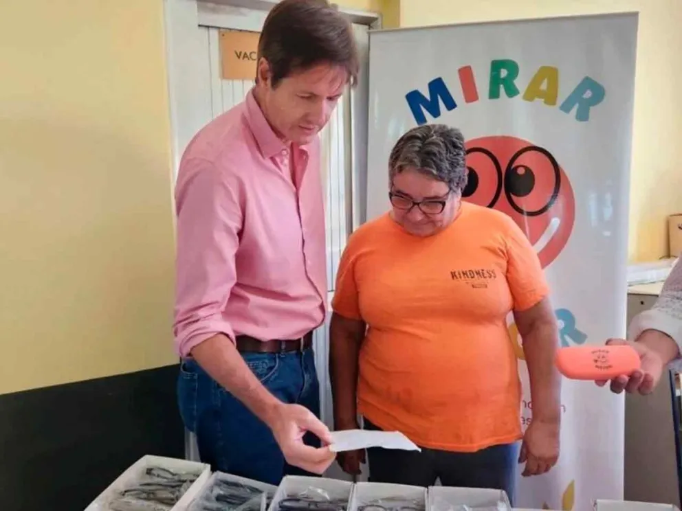 Héctor Rojas Decut y uno de los beneficiados 