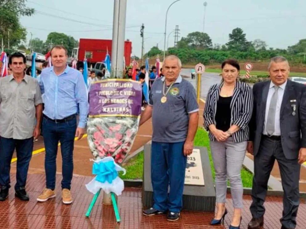 Entregaron reconocimientos y ofrendas florales 