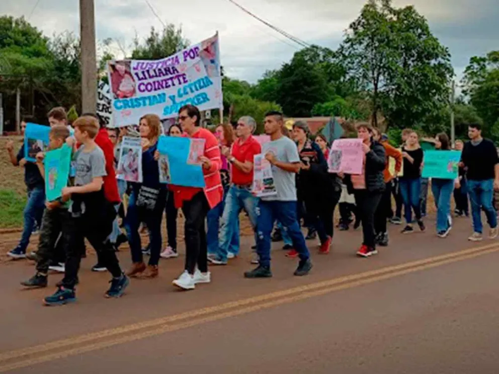 Familiares y vecinos se movilizaron en silencio