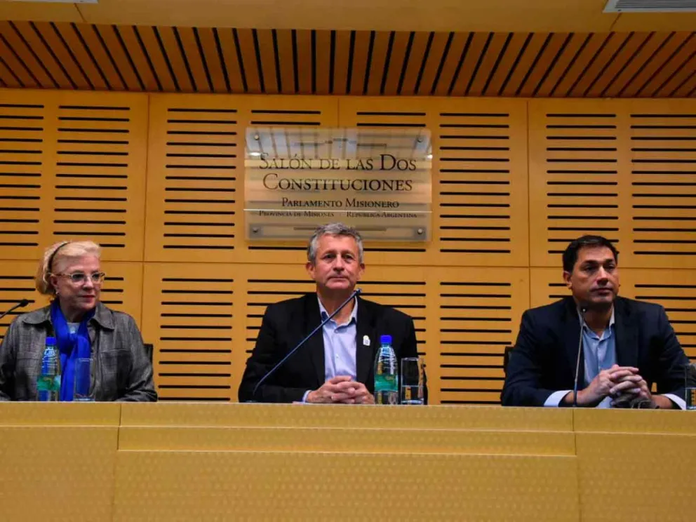 Autoridades presentes en la jornada realizada en la Legislatura