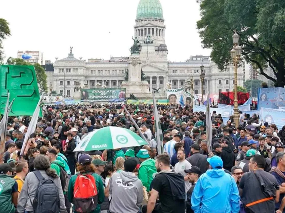 Una multitud se congregó frente al Congreso