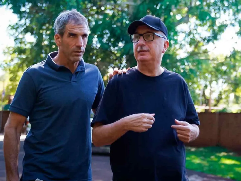 El triatleta compartió su experiencia de vida con el Gobernador 