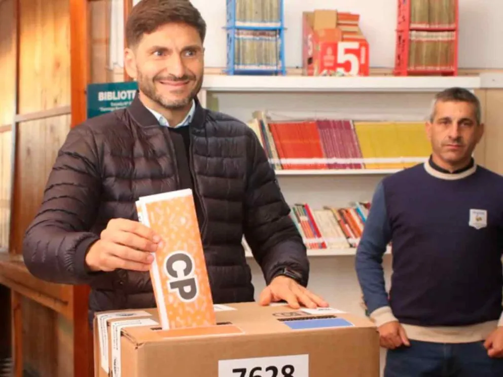Maximiliano Pullaro al momento de votar