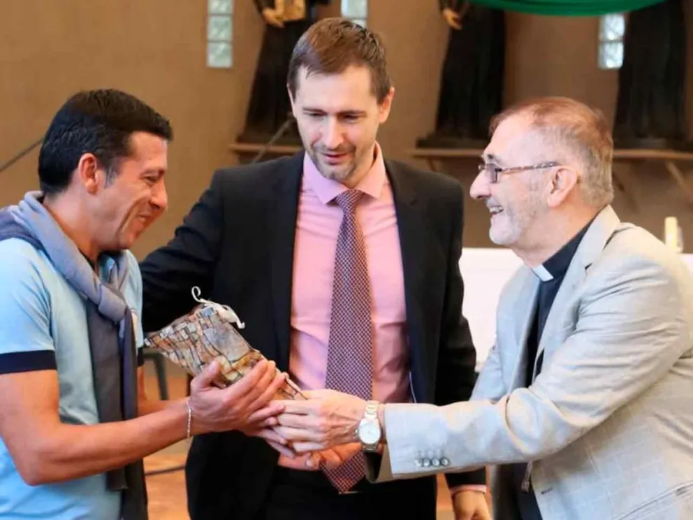 Monseñor Martínez y autoridades durante el evento