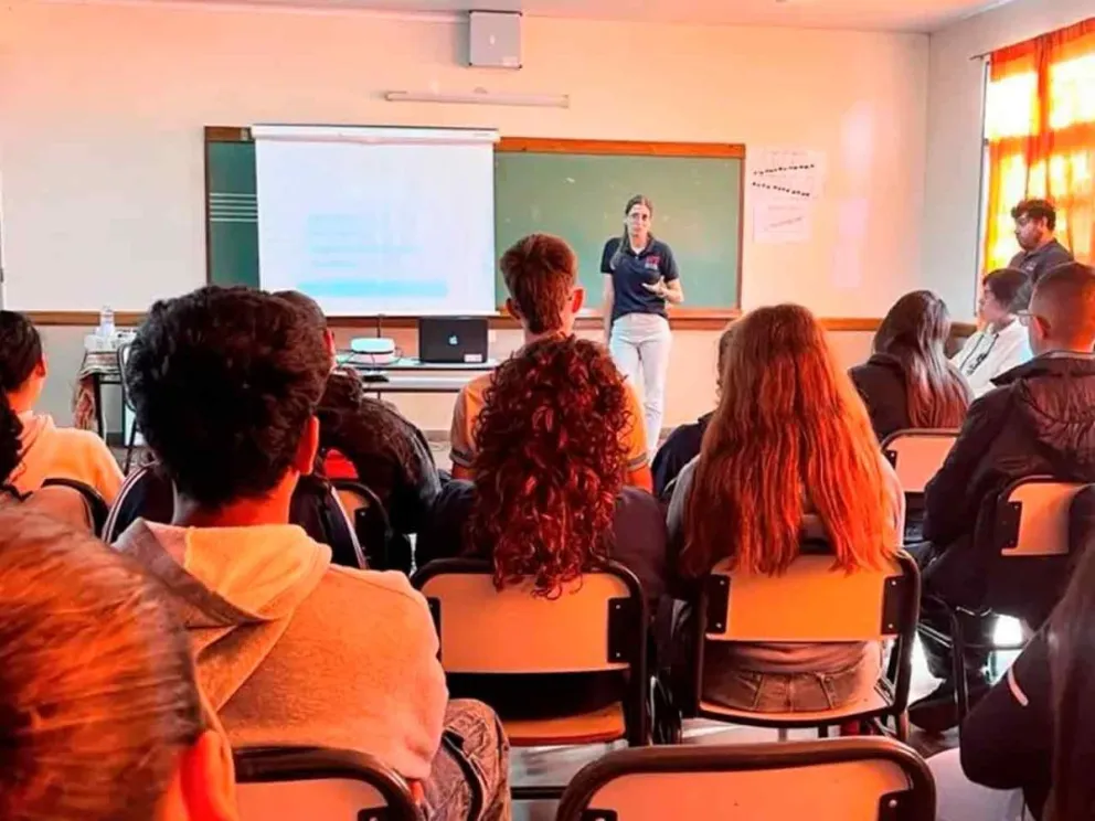 Brinda charlas informativas