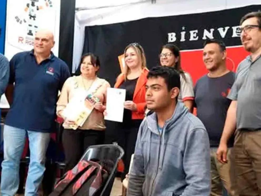 Autoridades en la firma del convenio