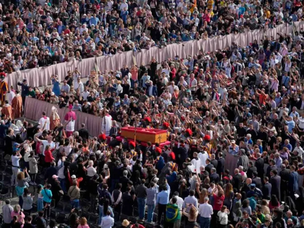 Procesión con campanadas en el Vaticano