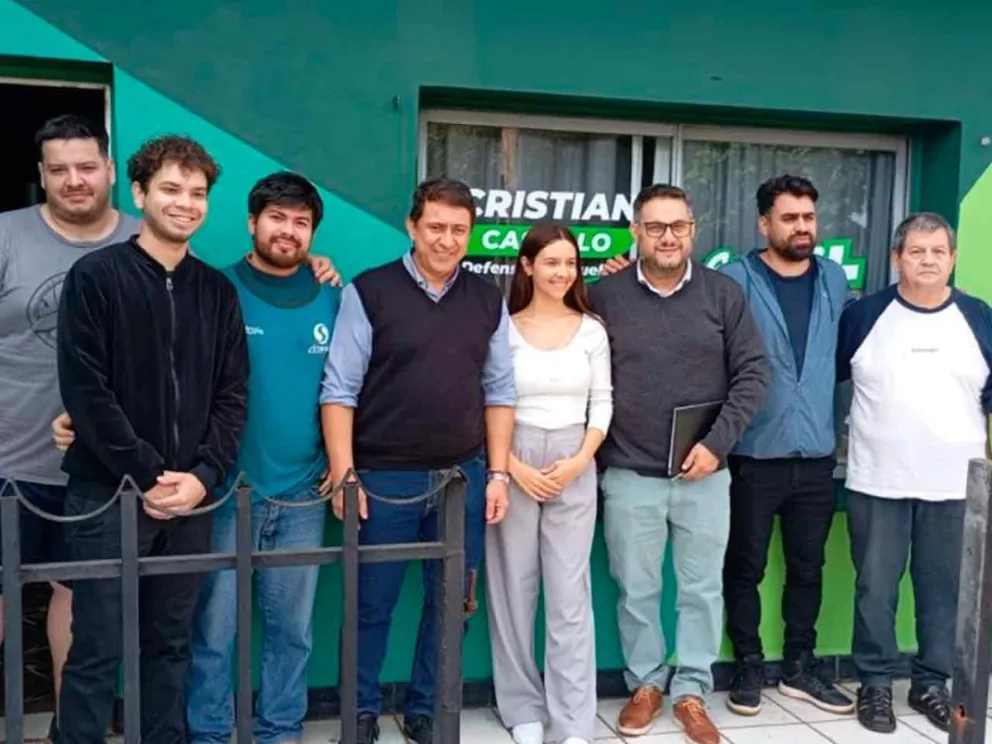 El Dr. Martín Cesino con estudiantes universitarios 