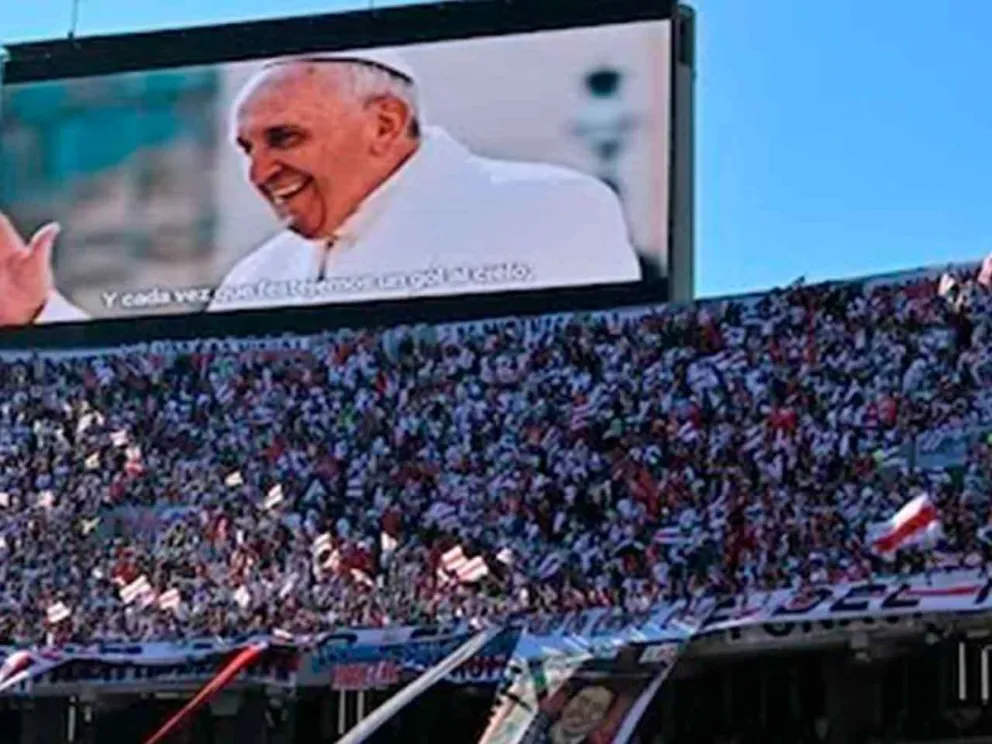 Proyección del video en el Monumental