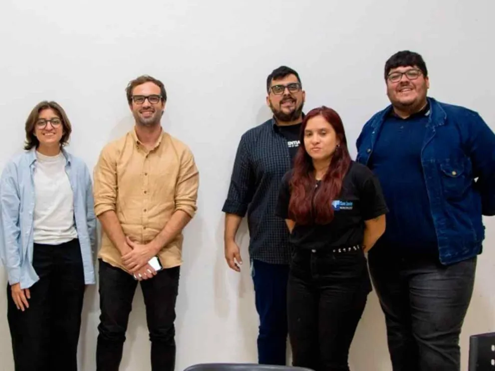 Funcionarios municipales y visitantes 