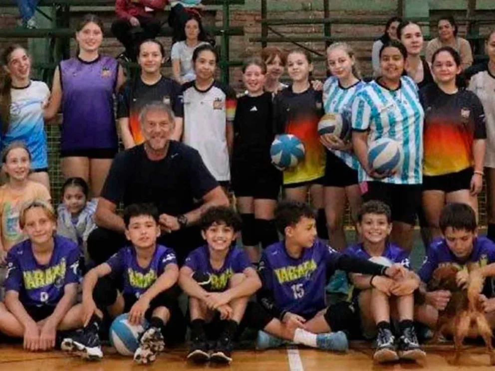 Milinkovic con niños y jóvenes de la región 
