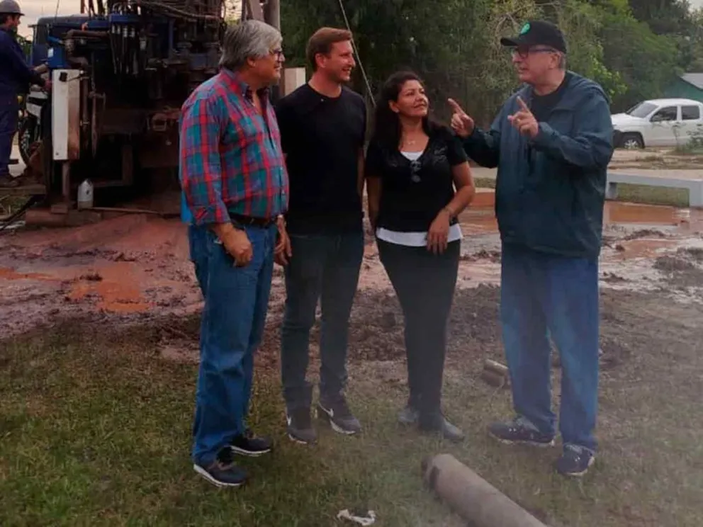 El Gobernador y autoridades durante el recorrido