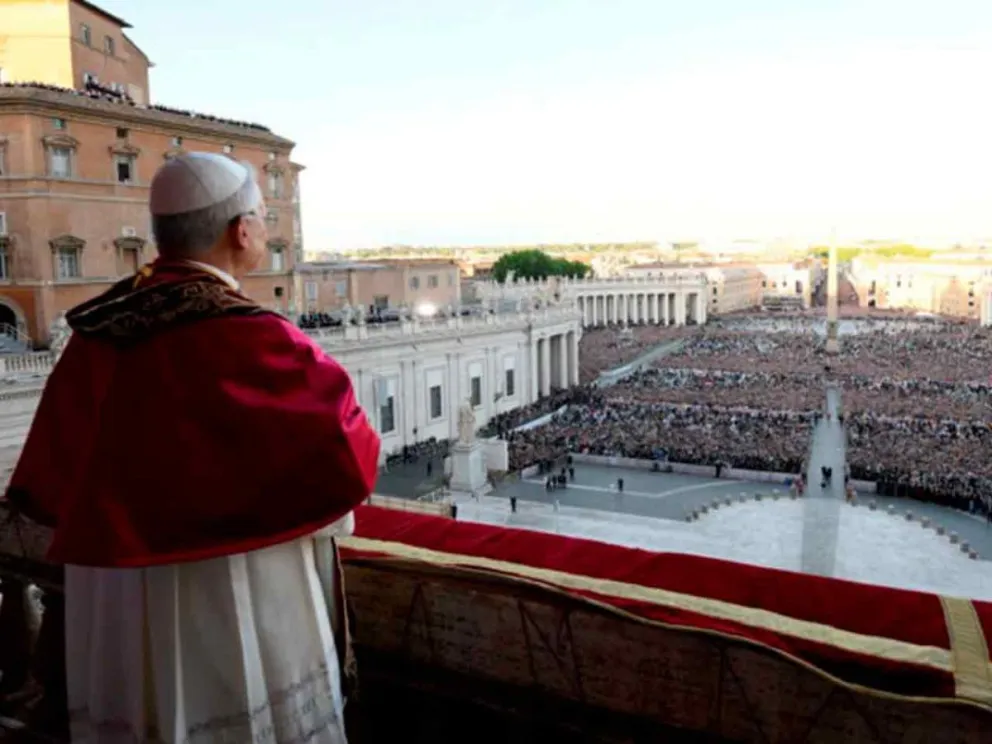 El primer saludo de León XIV a una Plaza San Pedro colmada de fieles