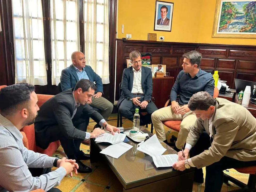 Adolfo Safrán y Gustavo Gómez en la firma del acuerdo