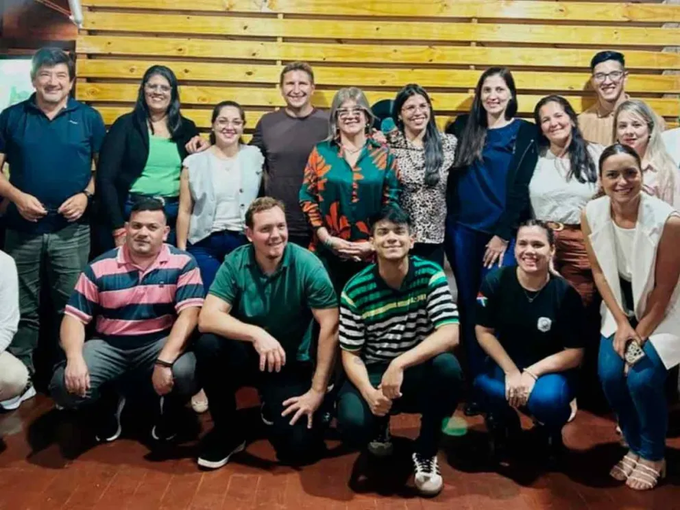 Sebastián Macias junto a los jóvenes