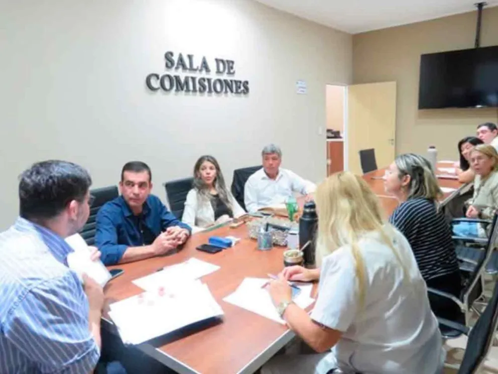 Autoridades y ediles en sesión ordinaria