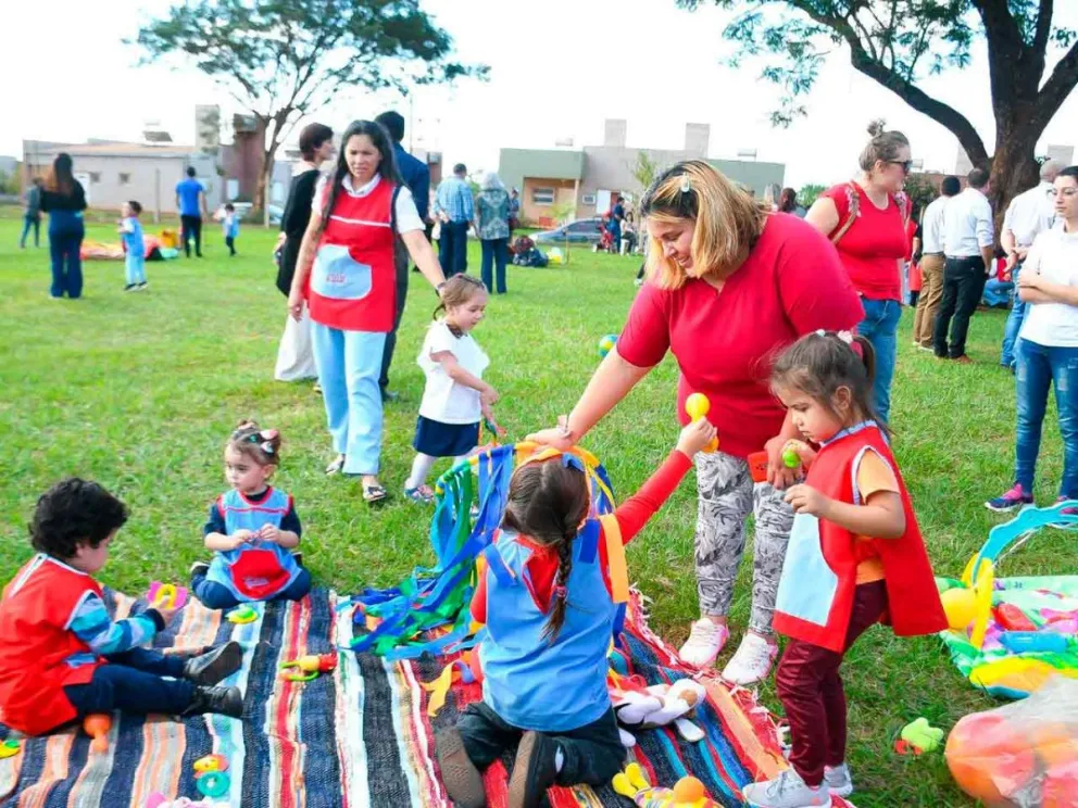Brinda educación y contención a numerosas familias