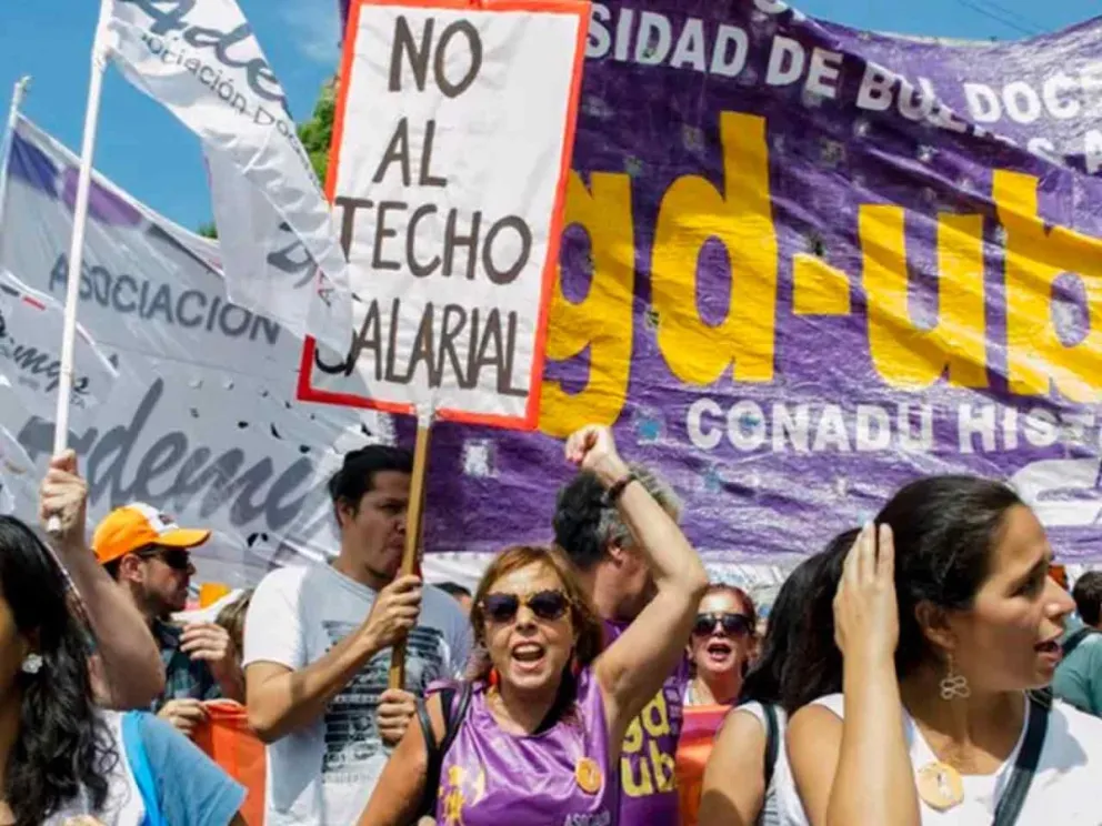 En reclamo de una actualización salarial